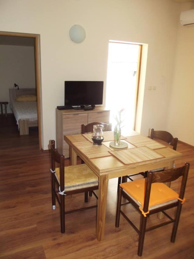 Apartmani Juliska Pirovac Esterno foto